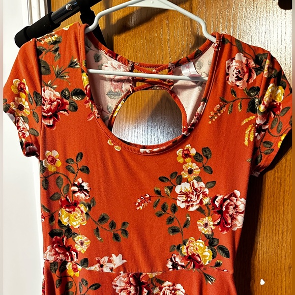 No Boundaries Floral Sundress with Back Cutout Size Small - Picture 2 of 4